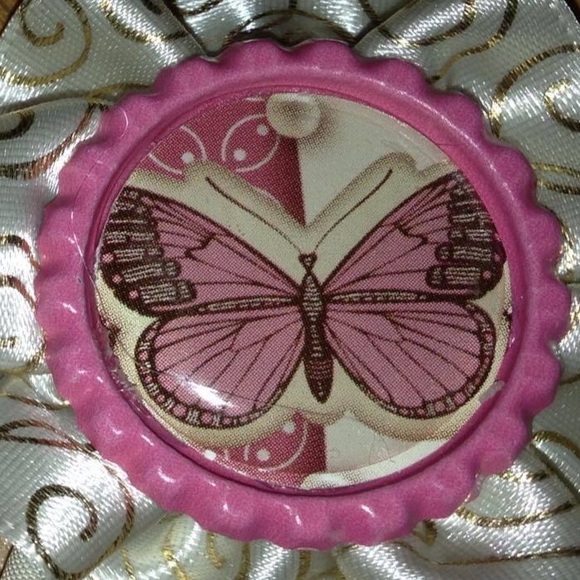 Profile Picture of Suzanne Stricker (@sweetsassybow) on Poshmark