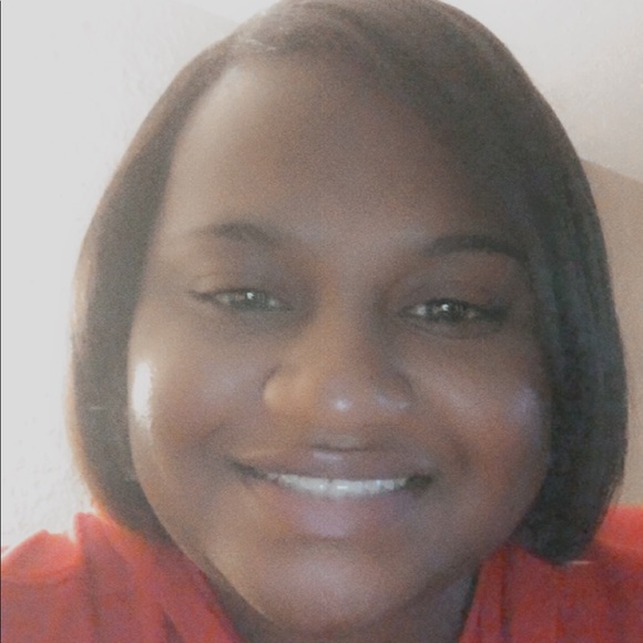 Profile Picture of Ariel Neal (@arineal0626) on Poshmark