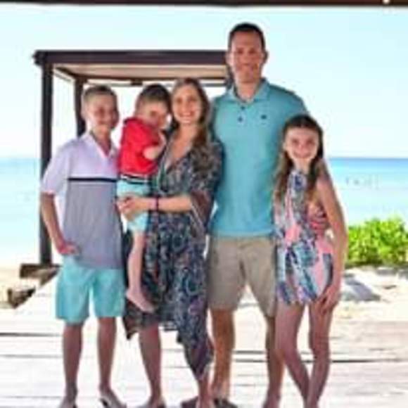 Profile Picture of Alyssa Czerwieniec (@alyssaczer) on Poshmark