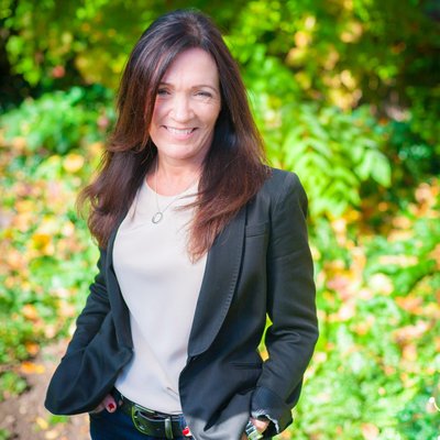 Profile Picture of Elizabeth Frank (@DougalStrategy) on Twitter