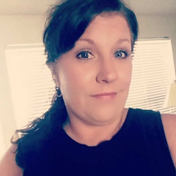Profile Picture of Echo Byfield (@echodawn75) on Poshmark