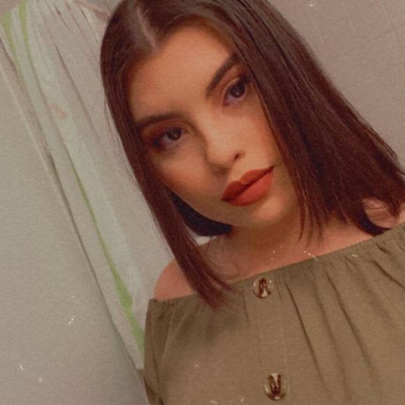 Profile Picture of Rosalynn Gonzalez (@rosalynnglz) on Poshmark