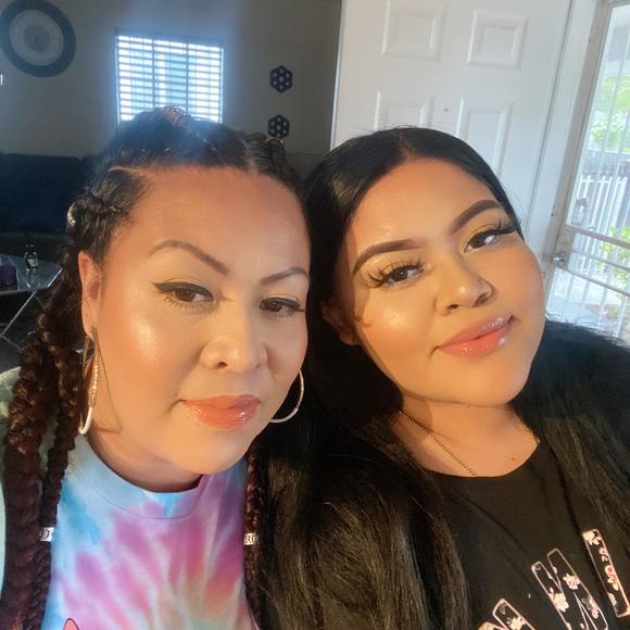 Profile Picture of Yessenia Gonzalez (@glenday30) on Poshmark