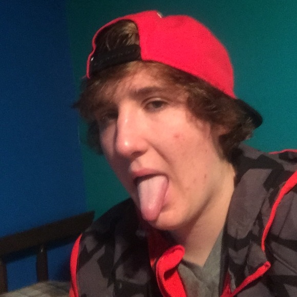 Profile Picture of Drew Moir (@drewmoir) on Poshmark