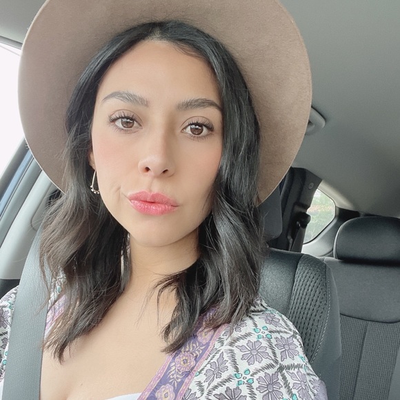 Profile Picture of Vania Alvarez (@vaniita) on Poshmark