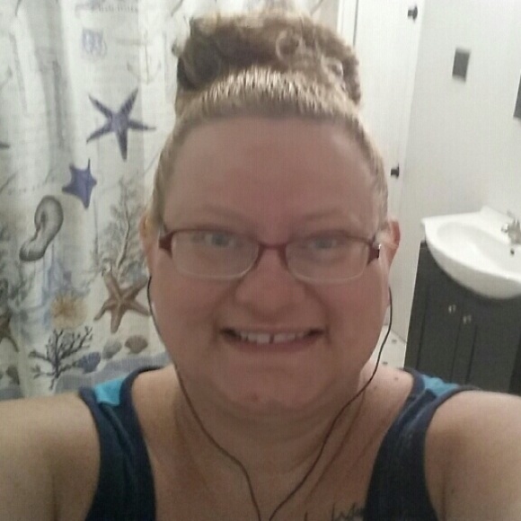 Profile Picture of Jodi Bartnicki (@jlundeaf) on Poshmark