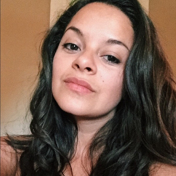 Profile Picture of Sara Waldrop (@saravesa_) on Poshmark