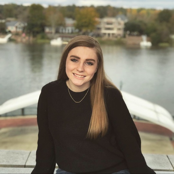 Profile Picture of Christina Dansby (@christinadansby) on Poshmark