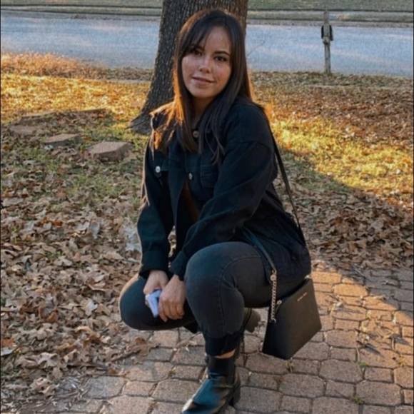 Profile Picture of Alexa Olguin (@alexa_olguin) on Poshmark