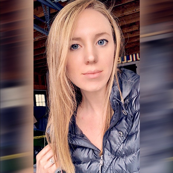 Profile Picture of Lorraine Willey (@lbwilley) on Poshmark