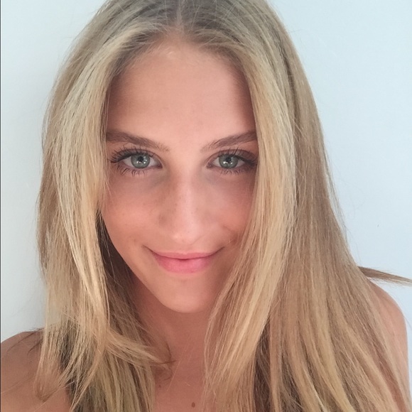 Profile Picture of Nicole Lagrua (@nicolelags) on Poshmark