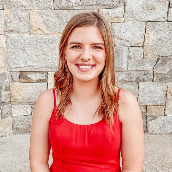 Profile Picture of Callie Linnens (@callie_linnens) on Poshmark