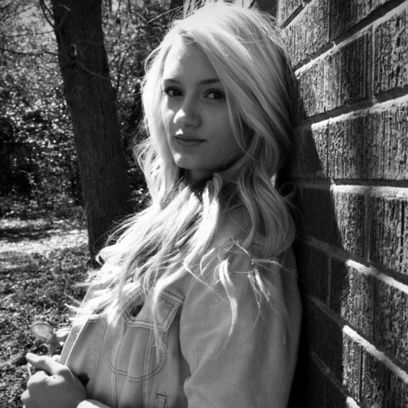 Profile Picture of Kaylin Phillips (@kaylinp_) on Poshmark