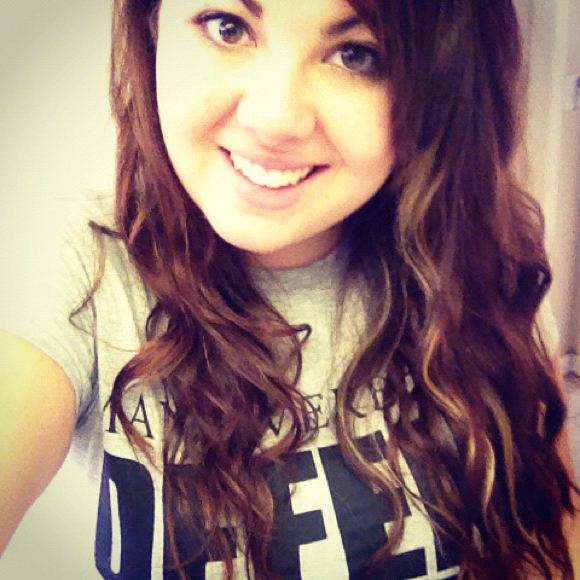 Profile Picture of Tara Riddlebarger (@taraxlynn) on Poshmark