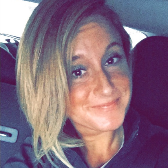 Profile Picture of Jen Bright (@jenberight) on Poshmark