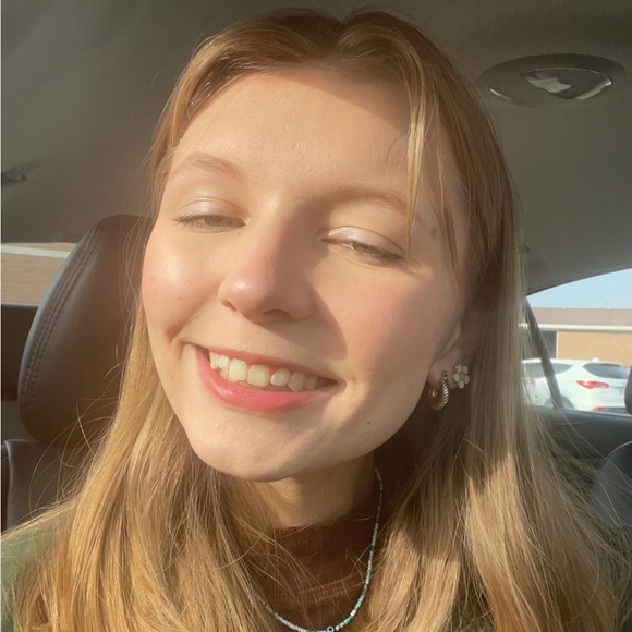 Profile Picture of Annika Esselstrom (@annika_e) on Poshmark