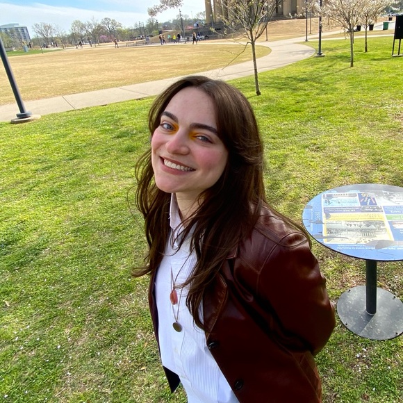 Profile Picture of Shi Burchardt (@shiannemb) on Poshmark