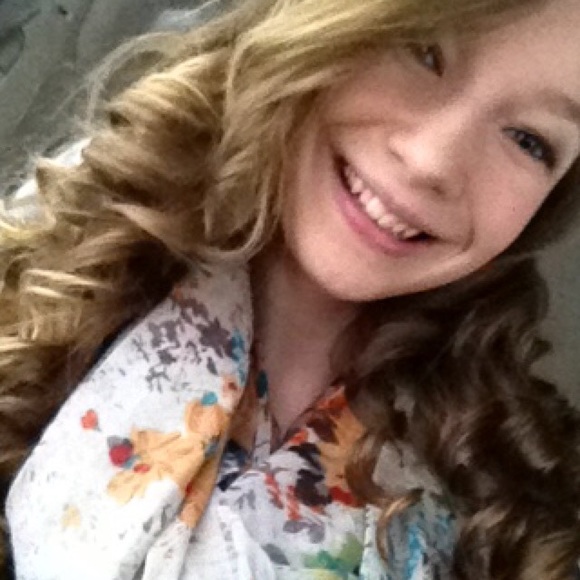 Profile Picture of Maddie Dommel (@maddierose1599) on Poshmark