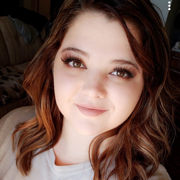 Profile Picture of Hannah Silverthorne (@hannahjasmine) on Poshmark