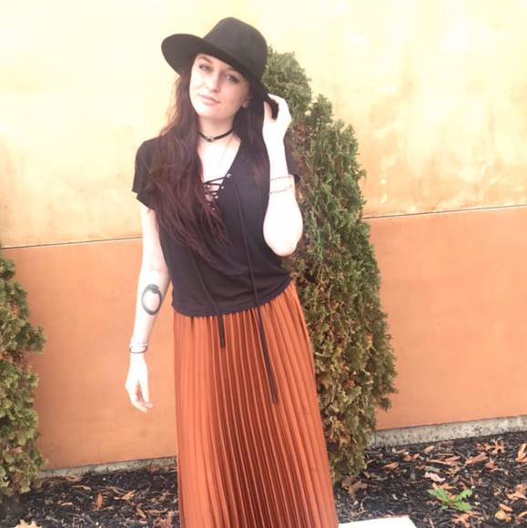 Profile Picture of Angela Leamon (@angelaleamon) on Poshmark