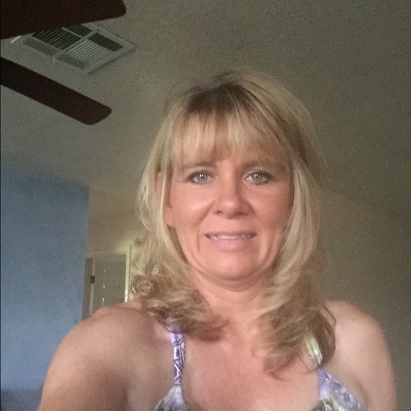 Profile Picture of Karen Liello (@kliello31) on Poshmark