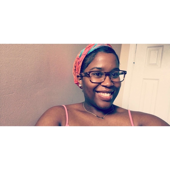 Profile Picture of Roesha Thelmon (@naturallyroe) on Poshmark