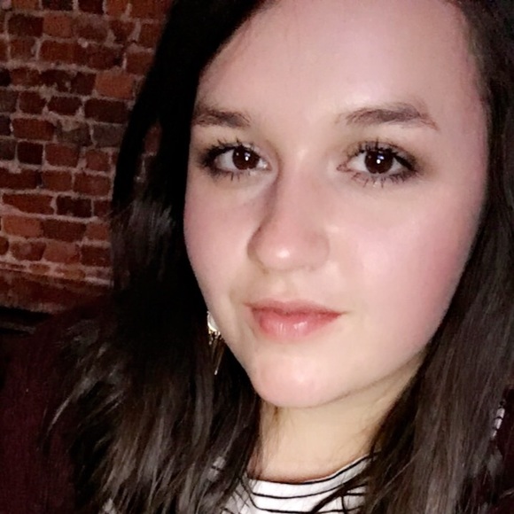 Profile Picture of Devin Soto (@devinnicole94) on Poshmark