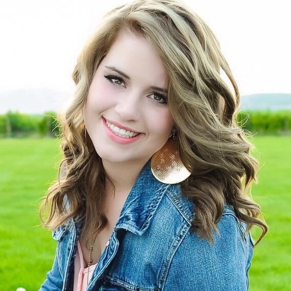 Profile Picture of Alexa Uhler (@alexauhler) on Poshmark