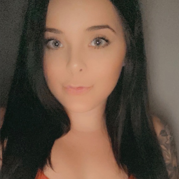 Profile Picture of Bailey Defield (@baileydefield) on Poshmark