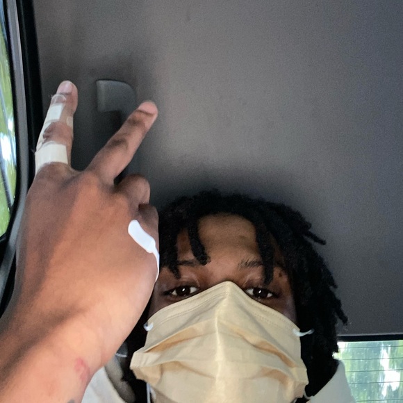 Profile Picture of Luxky Moretti (@luxkymoretti) on Poshmark