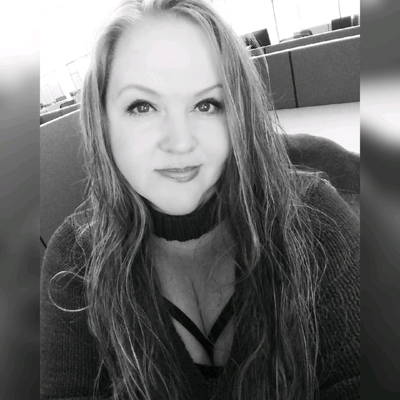 Profile Picture of Tonya Comer (@tawneeannee) on Poshmark