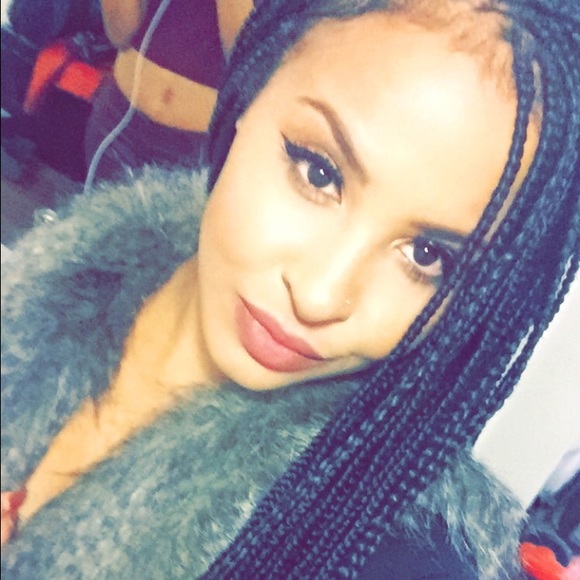 Profile Picture of Angela Roelle (@aroelle10) on Poshmark