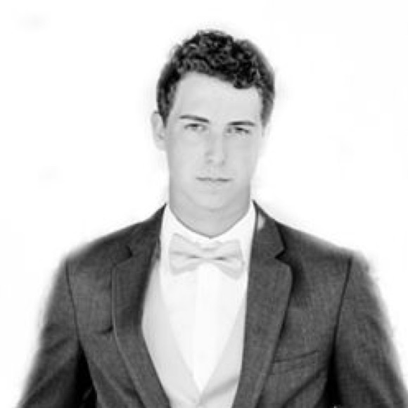 Profile Picture of Joe Kelly (@joooooeee) on Poshmark