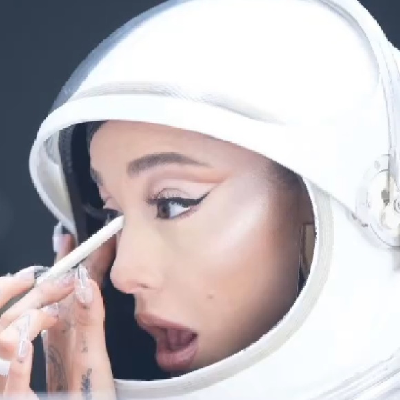 Profile Picture of Anderson Cabrera (@stanariana) on Poshmark