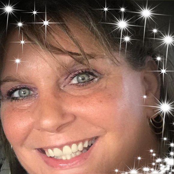 Profile Picture of Pam Robertson (@gatorgurl1010) on Poshmark