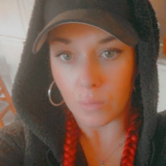 Profile Picture of Samantha Taft (@samtaft) on Poshmark