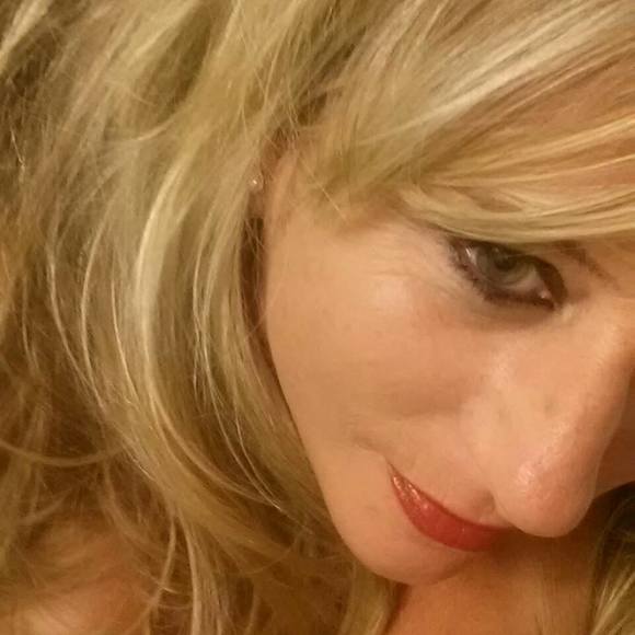 Profile Picture of Laurie Pomphrey (@laurieanne888) on Poshmark
