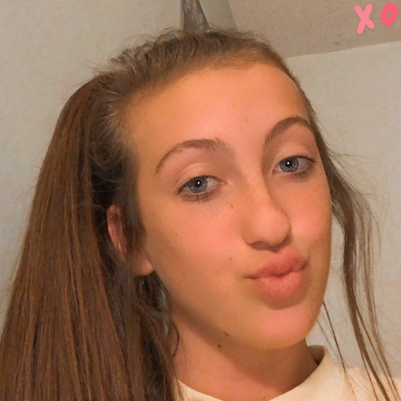 Profile Picture of Emma Hackney (@emmahackneyyy) on Poshmark