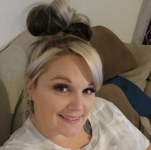 Profile Picture of Nicole Niswonger (@nicolelynn2006) on Poshmark