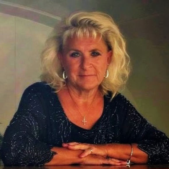 Profile Picture of Susan Tragos (@susantragos) on Poshmark