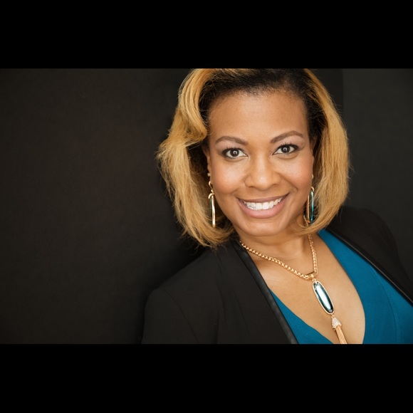 Profile Picture of Tia James (@pnwfashion534) on Poshmark