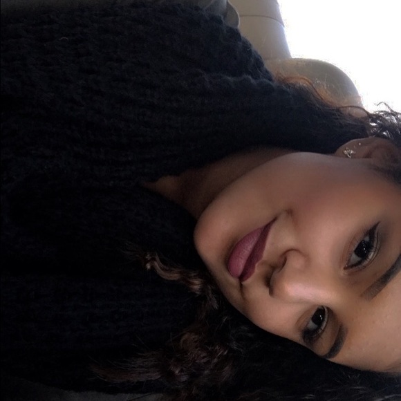 Profile Picture of Ariel Hernandez (@arielll12) on Poshmark