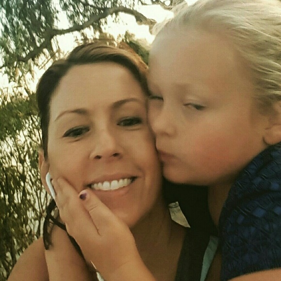 Profile Picture of Robin Mcnabb (@rmcnabb1975) on Poshmark