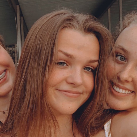 Profile Picture of Allison Byergo (@allisonbyergo) on Poshmark