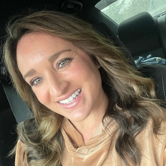 Profile Picture of Kimberly Martz (@queenkey) on Poshmark