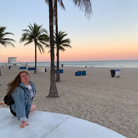 Profile Picture of Samantha Lamoreux (@comeback_kits) on Poshmark