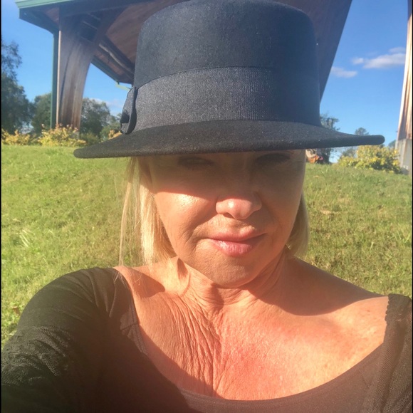 Profile Picture of Robin Beeman (@rbeeman1966) on Poshmark