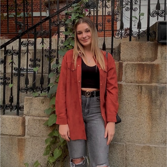 Profile Picture of Claire Troiano (@clairetroiano) on Poshmark