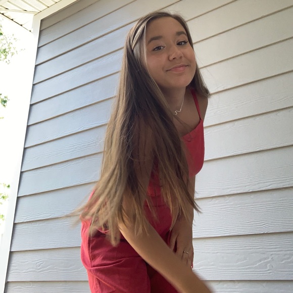 Profile Picture of Hannah Levasseur (@h_levasseur) on Poshmark