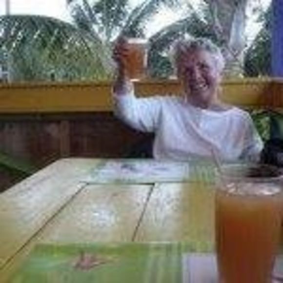 Profile Picture of Rolande Andrews (@beachcombings) on Poshmark